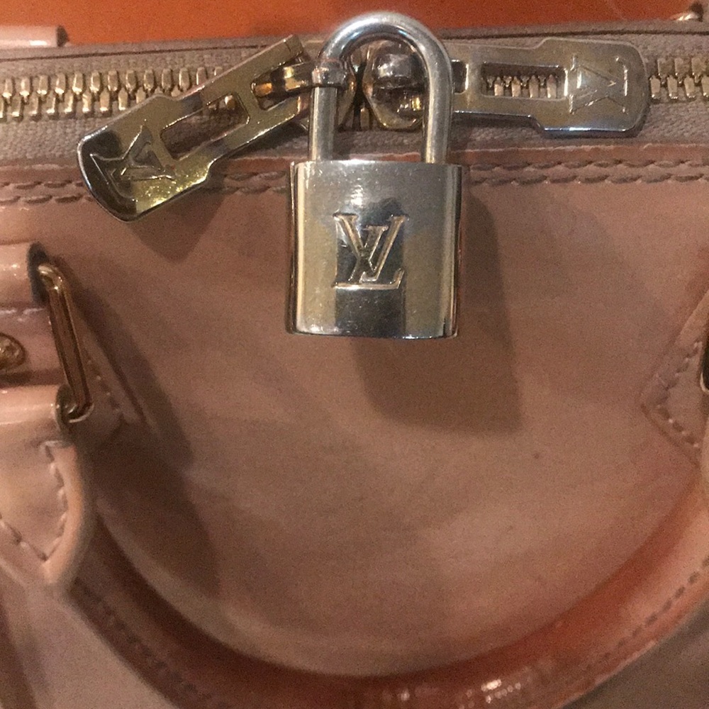 Authentic Louis Vuitton Purse!! - image 2